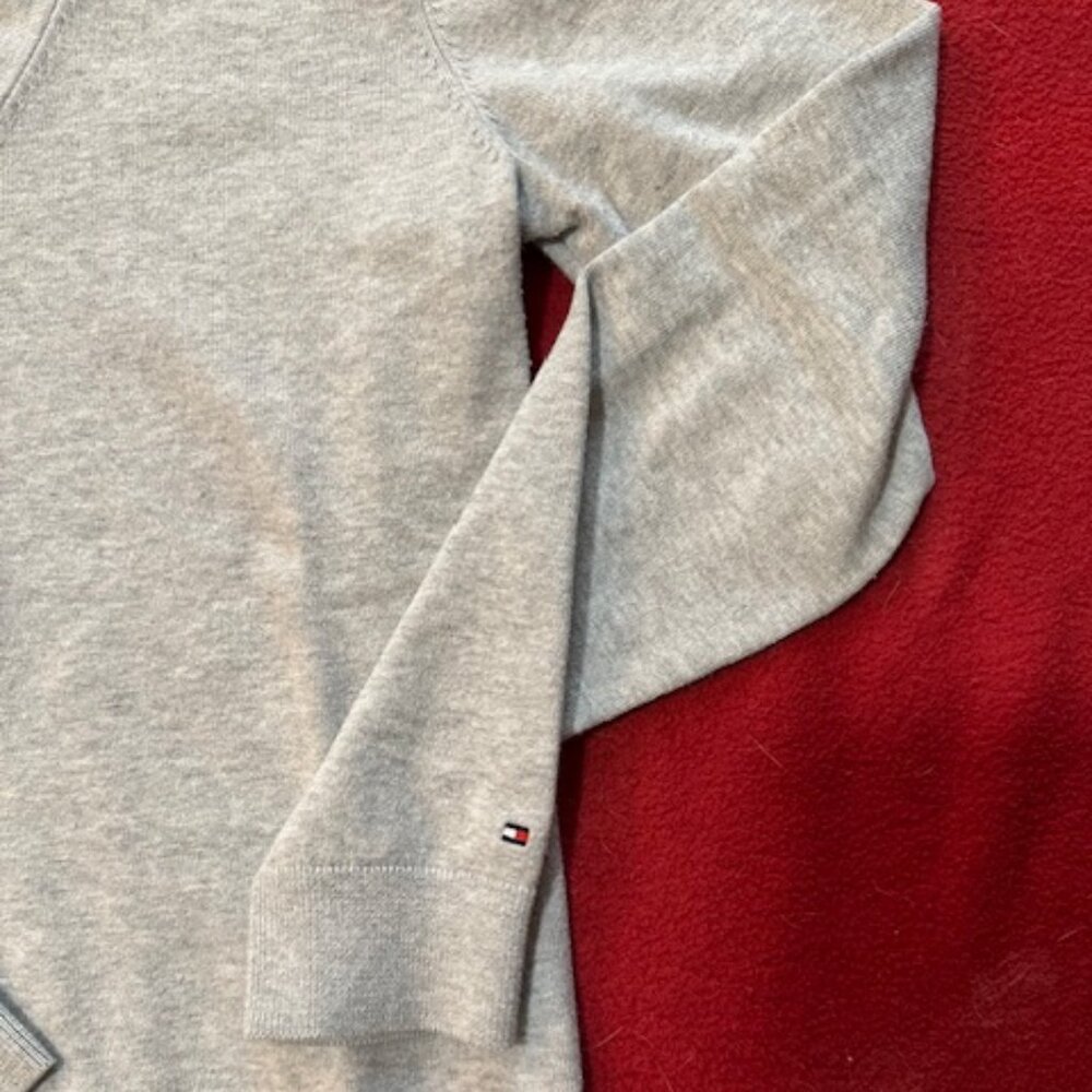 Tommy Hilfiger V-Neck Sweater - Sz M - Heather Gray - Picture 3 of 10